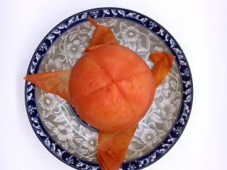 6、西红柿炒鸡蛋豌豆,捞出来后把皮剥下来。