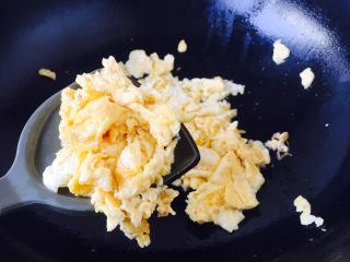 10、西红柿炒鸡蛋豌豆,把鸡蛋炒熟并盛出备用。