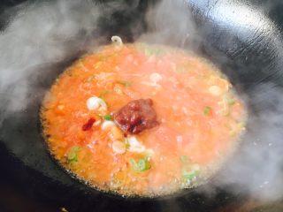 13、西红柿炒鸡蛋豌豆,放入2勺的番茄酱。