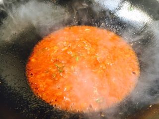 14、西红柿炒鸡蛋豌豆,把它们炒匀。