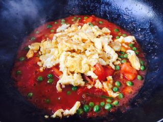 19、西红柿炒鸡蛋豌豆,再放入炒好的鸡蛋。