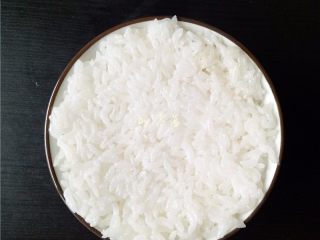 14、香菇烧肉便当,将米饭盛在碗里，用勺子压平；