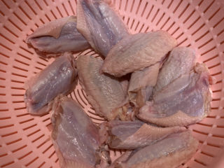 1、干锅洋葱鸡翅,鸡翅洗干净沥干水