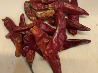 7、干锅洋葱鸡翅,准备干辣椒