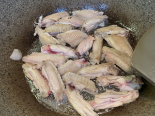 11、干锅洋葱鸡翅,中小火慢煎，中途需要不停翻转鸡翅避免焦