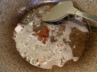 13、干锅洋葱鸡翅,中小火，放入一勺豆瓣酱