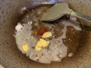 14、干锅洋葱鸡翅,放入5片姜