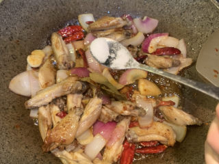 20、干锅洋葱鸡翅,放入半勺盐