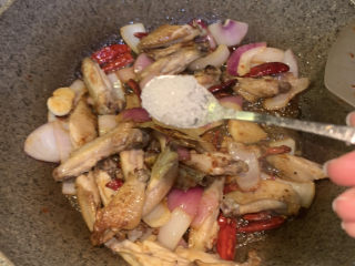 21、干锅洋葱鸡翅,放入一勺糖