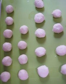 3、黑芝麻酥皮月饼,将油皮和油酥面团分别分割成相同数量的小球,我分成每只各15-17克,可做十只。