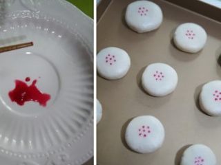 9、黑芝麻酥皮月饼,准备红色食用色素,筷子,用筷子头在月饼上点花纹,入预热好的烤箱,180度上下火中层20-25分钟。