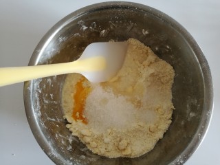 3、苹果派,加入蛋黄，清水，白砂糖用刮刀和成面团