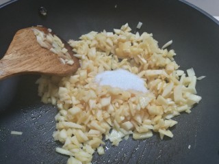 7、苹果派,再放入细砂糖一起炒