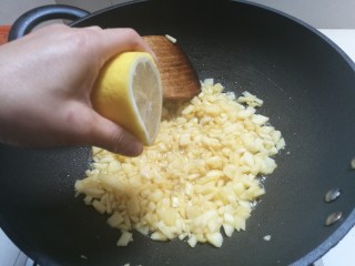 8、苹果派,挤入半个柠檬汁