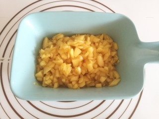 9、苹果派,炒好的苹果馅放凉冷却