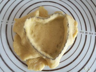 11、苹果派,放在派盘上，边缘用擀面杖擀去多余的面皮