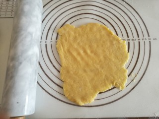 10、苹果派,冷藏好的面团，擀平