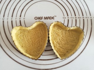 12、苹果派,用叉子叉小孔