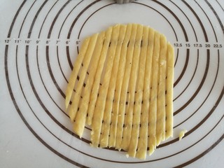 14、苹果派,剩下的面皮擀平，切长条