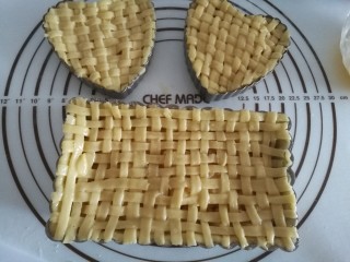 15、苹果派,编织成网状。表面刷上鸡蛋液，烤箱预热