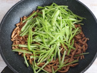 8、尖椒炒肉丝,加入青椒丝翻炒。