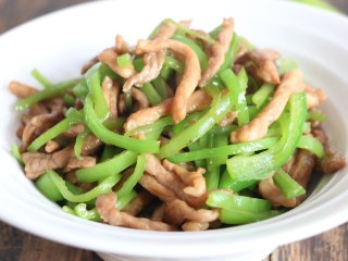 11、尖椒炒肉丝,盛出即可食用。