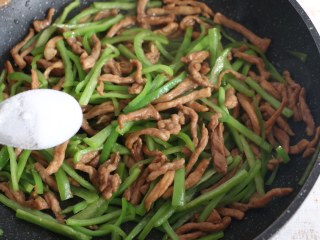 10、尖椒炒肉丝,出锅前撒少许盐调味。