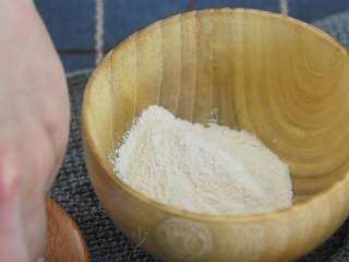 1、电饭煲盐焗鸡—一滴水都不加,做出来的鸡却嫩滑多汁,盐焗粉中加入少量海盐。