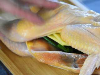 3、电饭煲盐焗鸡—一滴水都不加,做出来的鸡却嫩滑多汁,鸡腹塞入葱段、姜片,冷藏腌制1个小时。