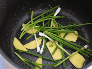4、电饭煲盐焗鸡—一滴水都不加,做出来的鸡却嫩滑多汁,电饭煲内胆刷层底油,放入葱段、姜片。