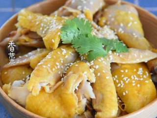 6、电饭煲盐焗鸡—一滴水都不加,做出来的鸡却嫩滑多汁,稍微放凉再撕成块。