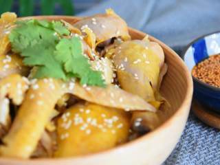 7、电饭煲盐焗鸡—一滴水都不加,做出来的鸡却嫩滑多汁,撒些白芝麻、放上香菜,美味即成。