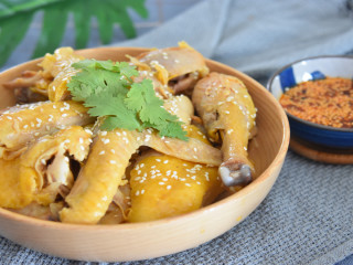 8、电饭煲盐焗鸡—一滴水都不加,做出来的鸡却嫩滑多汁,外脆里嫩齿颊留香,大人小孩都爱吃!