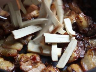 17、绿色美食+豆豉香干回锅肉,加入香干。