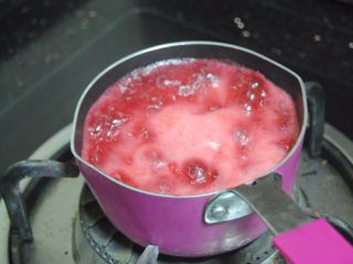 3、树莓之恋慕斯,煮沸后转小火，不断翻匀
