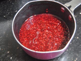 4、树莓之恋慕斯,直到变浓稠状即可熄火