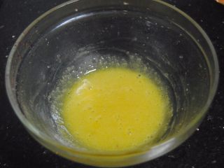 8、树莓之恋慕斯,用手抽拌匀