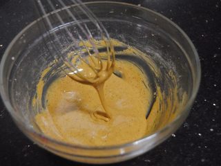 9、树莓之恋慕斯,筛入5克咖啡粉和13克低筋粉，拌匀