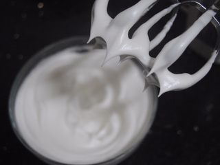 10、树莓之恋慕斯,蛋白加入细砂糖打发至出现短小尖角