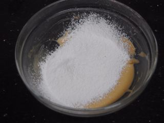 13、树莓之恋慕斯,筛入剩下的15克低筋粉，翻拌均匀