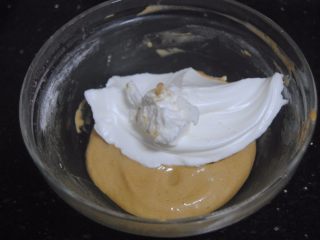 14、树莓之恋慕斯,把剩余的蛋白倒入面糊内，翻拌均匀