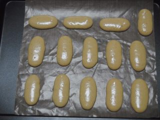 15、树莓之恋慕斯,装进裱花袋内，寄出比模具小一圈的手指饼面糊，烤箱上下管180度预热