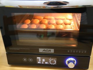 16、树莓之恋慕斯,放入ACA语音烤箱中层，，180度12分钟左右即可，取出放凉备用