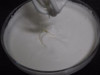 17、树莓之恋慕斯,淡奶油加入细砂糖打发至出现纹路还可稍稍流动的状态