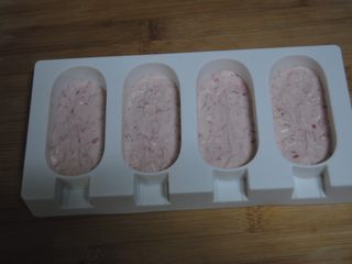 20、树莓之恋慕斯,准备好模具，加入1/3的慕斯糊