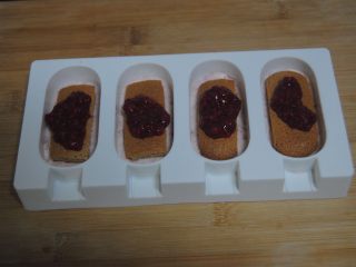 21、树莓之恋慕斯,放入手指饼和树莓酱