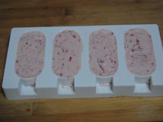 22、树莓之恋慕斯,再倒满慕斯糊，轻震几下，放冰箱冷冻过夜