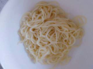 1、麻辣面,手擀面煮熟后过冷水，放在碗里备用