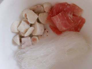 2、麻辣面,肉切片，鱼丸切块，节省煮熟时间