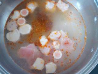 4、麻辣面,锅里加入适量水，一勺盐，一勺味精，把鱼丸，肉片，火锅底料，细粉丝，都放入，大火3到5分钟即可